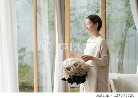 洗濯物を持つ女性 洗濯物を持つ女性 124575526