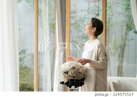 洗濯物を持つ女性 洗濯物を持つ女性 124575527