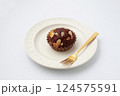 チョコレートカップケーキ 白背景 124575591