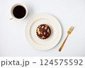 チョコレートカップケーキとコーヒー 白背景 124575592
