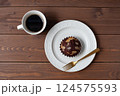 チョコレートカップケーキとコーヒー 木のテーブル 124575593
