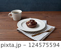 チョコレートカップケーキとコーヒー 木のテーブル 124575594