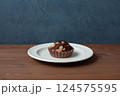 チョコレートカップケーキ 木のテーブル 124575595