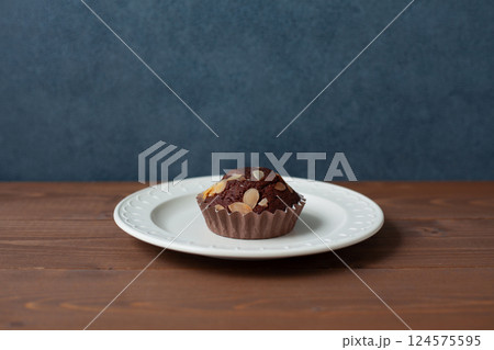 チョコレートカップケーキ 木のテーブル 124575595