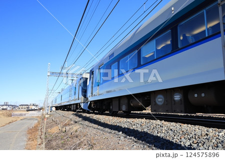 東武日光線を走る下り特急リバティー号の電車 東武日光線を走る下り特急リバティー号の電車 124575896