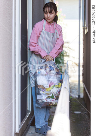 主婦のゴミ出し 124576392