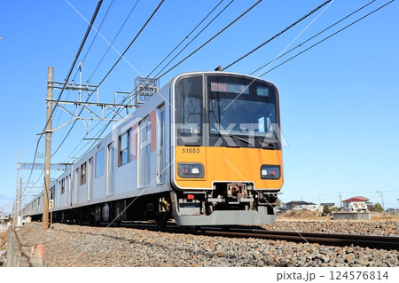 東武伊勢崎線を走る東武鉄道の下り急行電車 124576814
