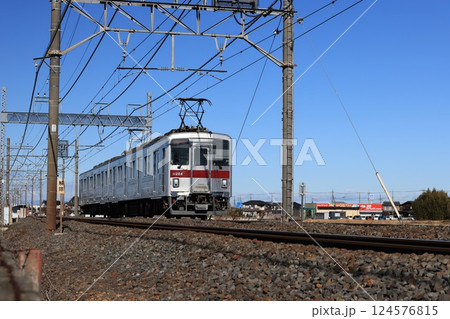 東武伊勢崎線を走る東武鉄道の上り普通電車 124576815