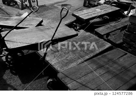 魚河岸を駆けまわり荷を運ぶ… 台車『ねこ車』 124577286