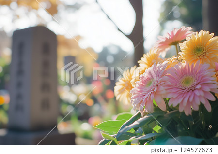 お墓参りと供花 124577673