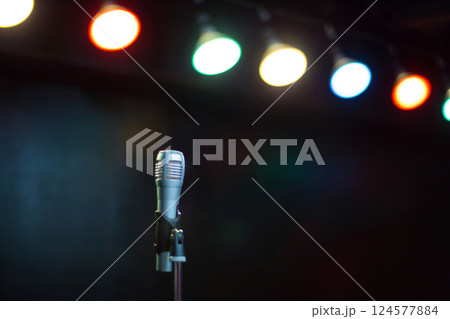 ステージのマイク 124577884