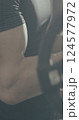 ウェイトトレーニングをする男性の腕 124577972
