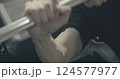 トレーニングジムでバーベルを持ち上げる男性 124577977