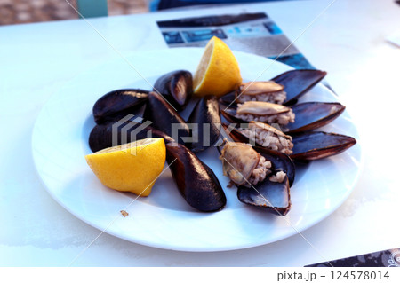 Plate of Turkish stuffed mussels, also known as "Midye Dolma" 124578014