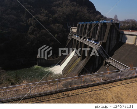 湖水放流中の城山ダム 湖水放流中の城山ダム 124578131