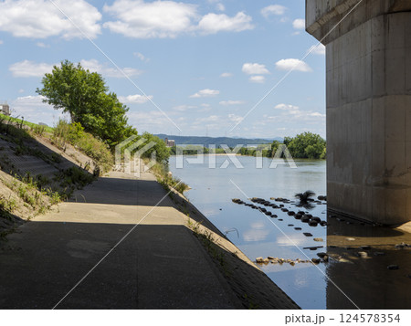 橋の橋脚と河川の風景 124578354