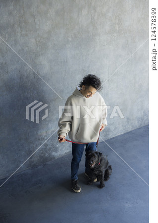犬を訓練する男性 犬を訓練する男性 124578399