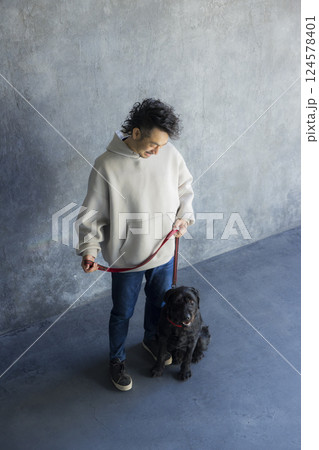 犬を訓練する男性 犬を訓練する男性 124578401