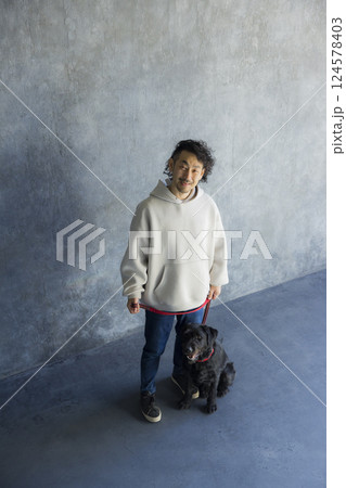 犬を訓練する男性　 124578403