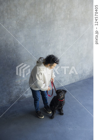 犬を訓練する男性　 124578405