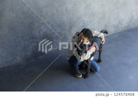 犬を訓練する男性　 124578408