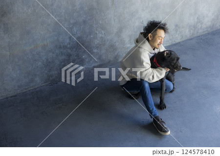 犬を訓練する男性　 124578410