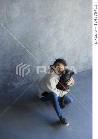 犬を訓練する男性　 124578411