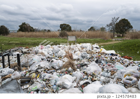 不法投棄されたゴミの山の風景 124578483