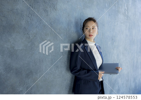 歩くスーツ姿の女性　 124578553