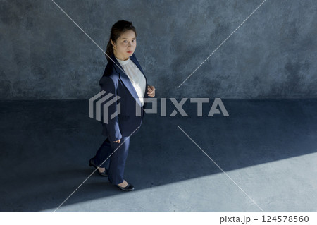 歩くスーツ姿の女性 歩くスーツ姿の女性 124578560