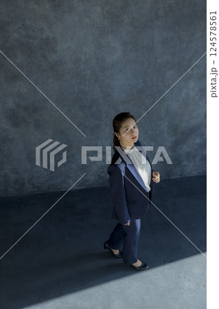 歩くスーツ姿の女性 歩くスーツ姿の女性 124578561
