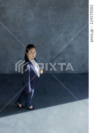 歩くスーツ姿の女性　 124578562