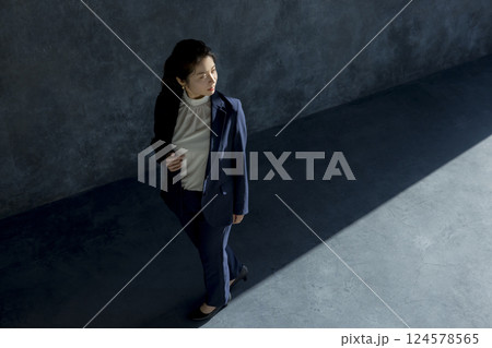 歩くスーツ姿の女性　 124578565