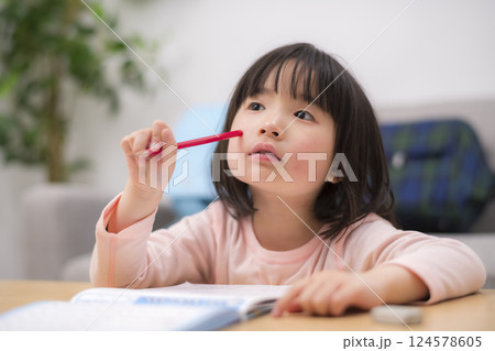 リビングで家庭学習に取り組む女の子 リビングで家庭学習に取り組む女の子 124578605