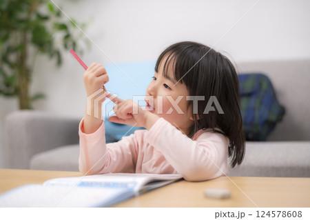 リビングで家庭学習に取り組む女の子 リビングで家庭学習に取り組む女の子 124578608