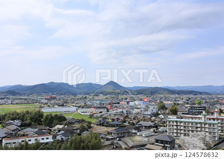 大口三社「諏訪神社」（鹿児島県伊佐市大口里）から見る伊佐市の街並み 124578632