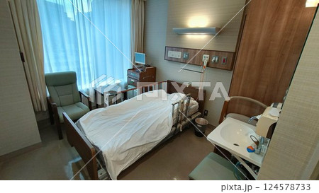 プライバシーを確保し治療に専念する… 個室の病室 124578733