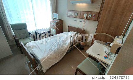 プライバシーを確保し治療に専念する… 個室の病室 124578735