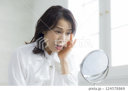 鏡を見るミドル女性 124578869