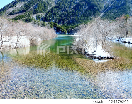 早春の三つの川の交わる水交園の景色 早春の三つの川の交わる水交園の景色 124579265