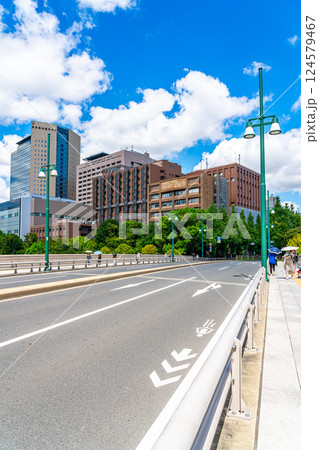 【東京都】夏の緑が綺麗な御茶ノ水 124579467