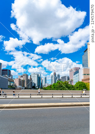 【東京都】夏の大空が爽やかな御茶ノ水 124579470