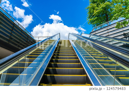【東京都】爽やかな青空が広がる御茶ノ水ソラシティ 124579483
