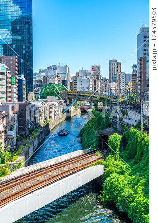 【東京都】聖橋から見た御茶ノ水の街並み 124579503