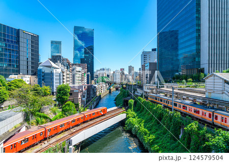 【東京都】聖橋から見た御茶ノ水の街並み 124579504