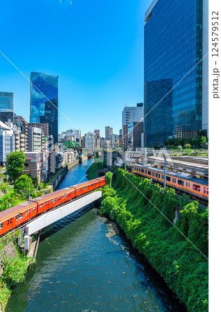 【東京都】聖橋から見た御茶ノ水の街並み 124579512