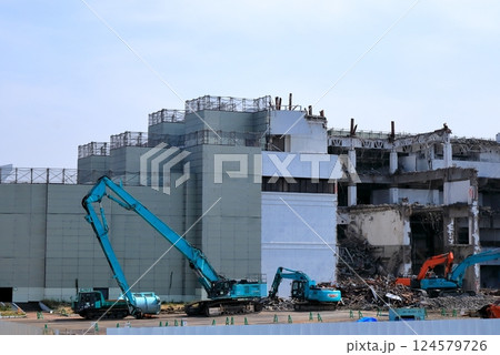 鉄筋コンクリート建物の解体工事現場 124579726