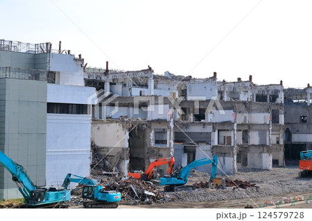 鉄筋コンクリート建物の解体工事現場 鉄筋コンクリート建物の解体工事現場 124579728