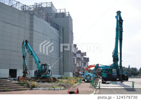 鉄筋コンクリート建物の解体工事現場 124579730
