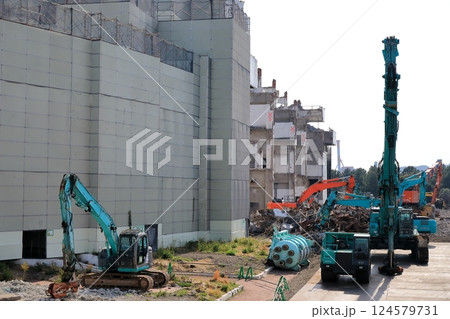 鉄筋コンクリート建物の解体工事現場 124579731